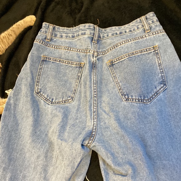 Shredded blue jeans - Picture 3 of 4